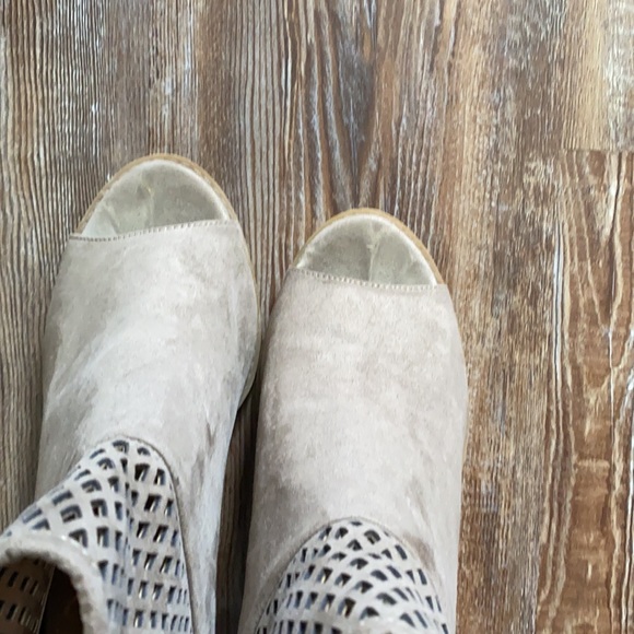 Report Rayce Neutral Open Toe Stack Heel Laser Cut Booties - Picture 4 of 6